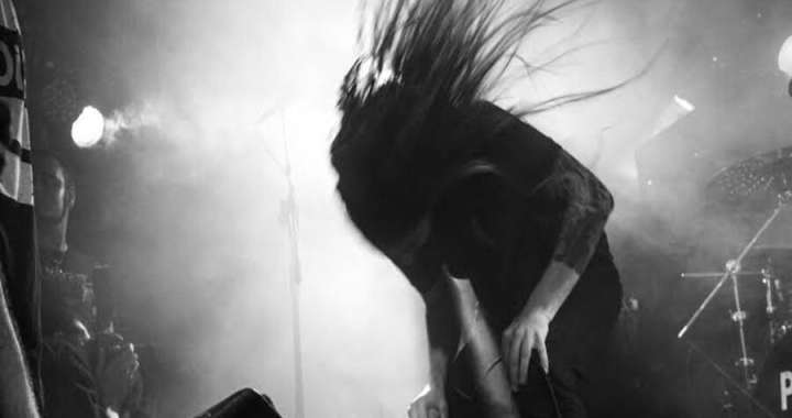 metalero tocando guitarra